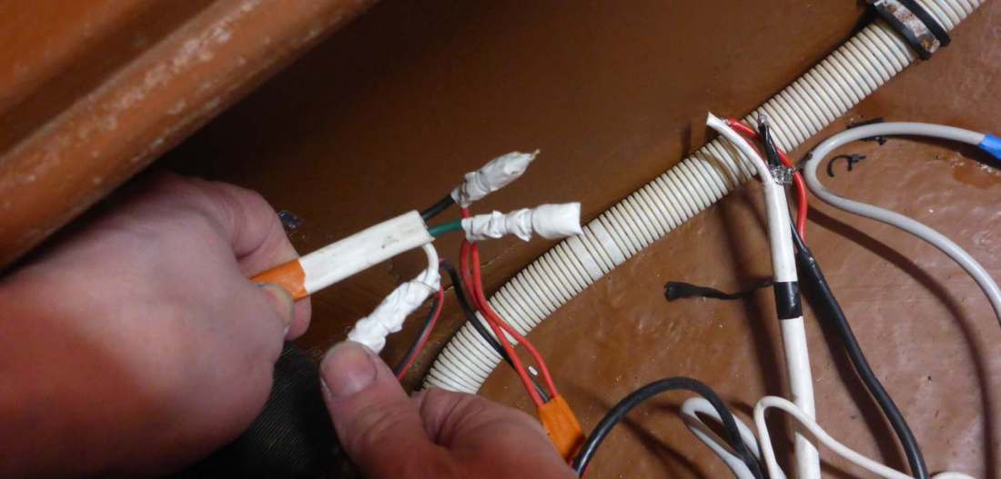 P1030611 dodgy wiring at mast base